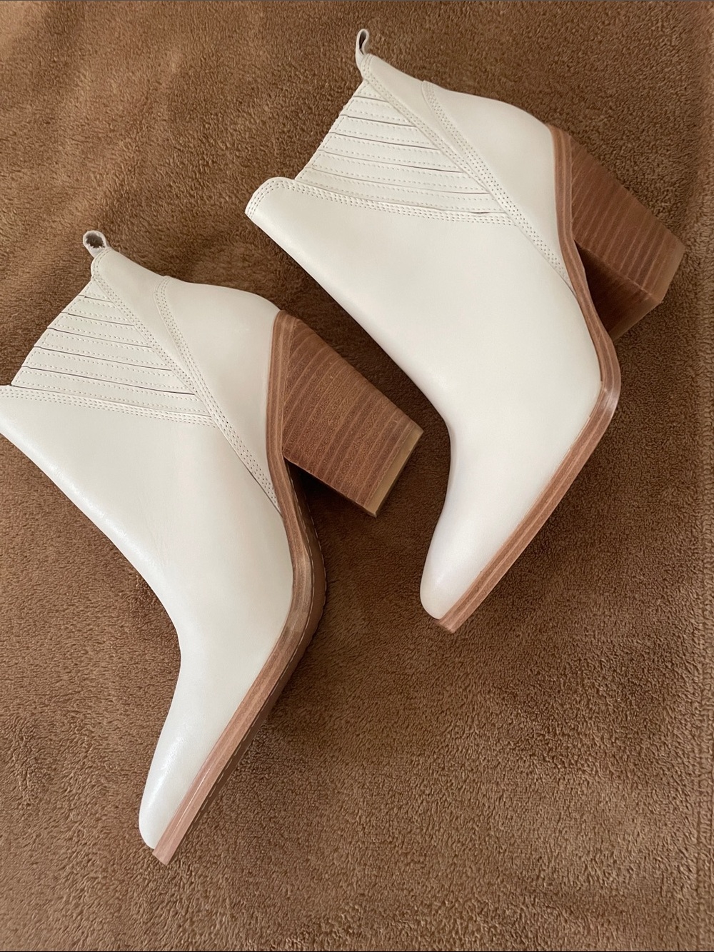 Marc Fisher Cream Leather Pointed Chelsea Booties size 9 - Picture 2 of 8